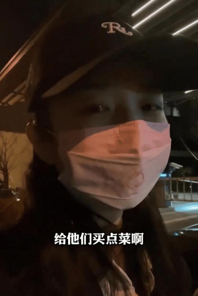 吴雅婷|33岁女艺人晒出近况,因疫情管控无法回家,深夜为家人送物资