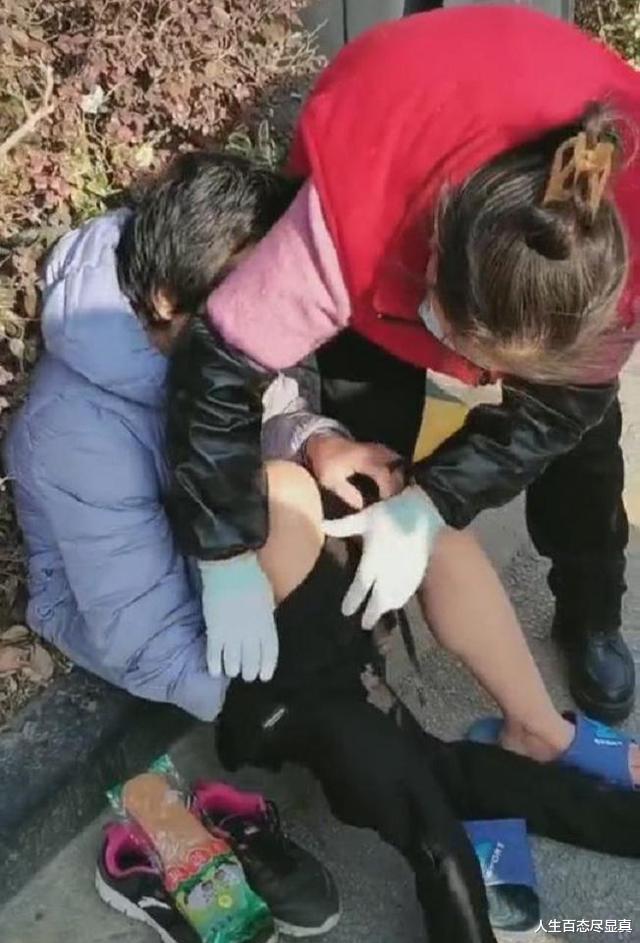 江苏:女子光腿坐在路边举止怪异,冷风中缩成一团,被人伤得不轻