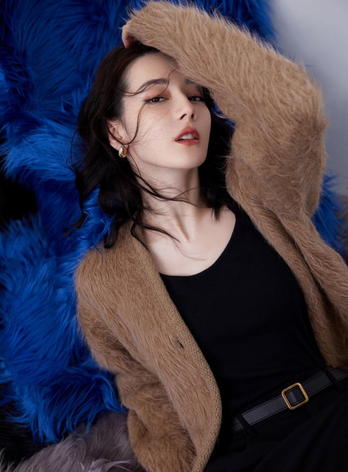 美丽|迪丽热巴撞衫「人间芭比」！咖啡色毛衣配纯黑西裤，飒气十足