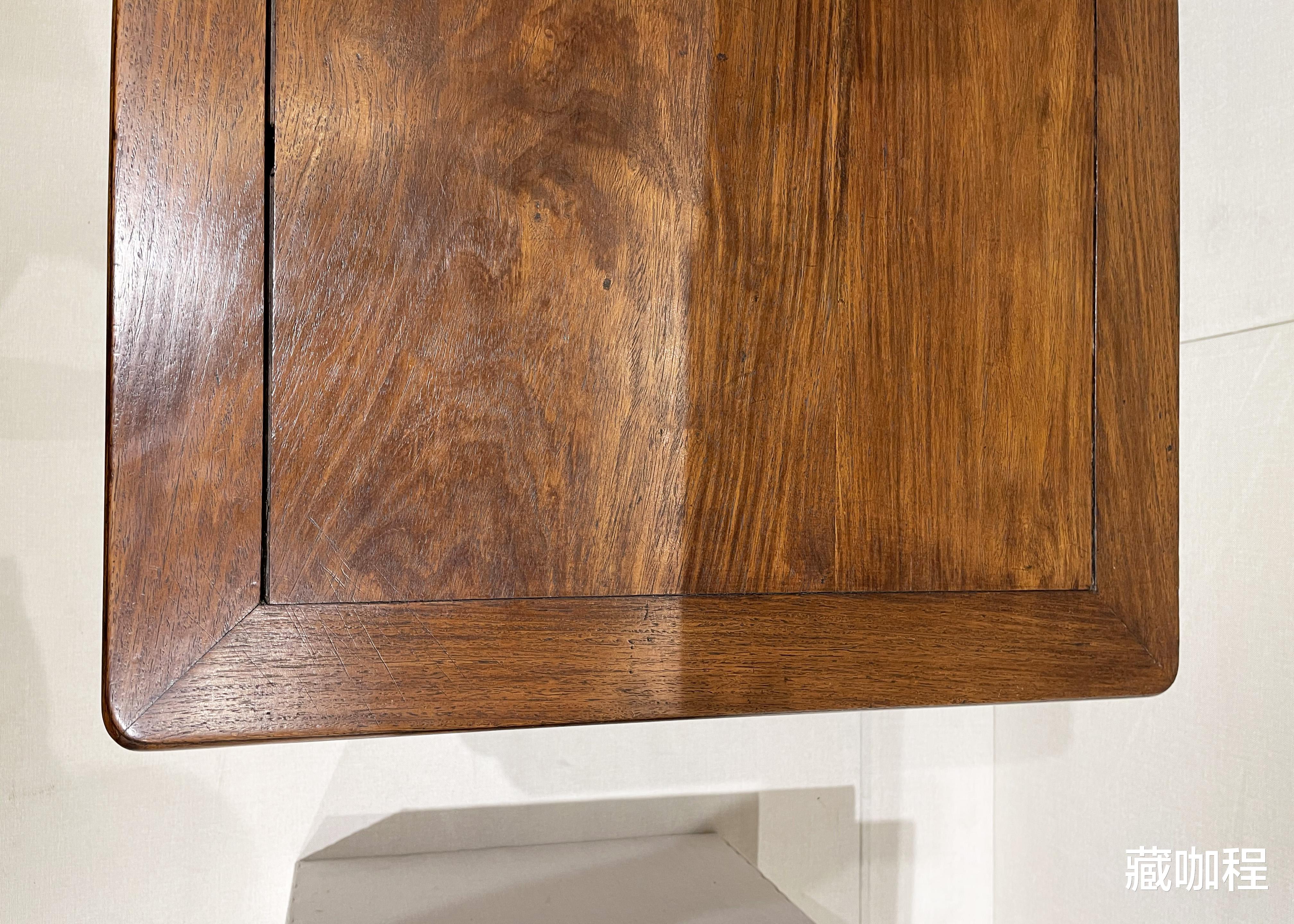 |棕眼较密不疏朗，裹腿做画桌依然是黄花梨