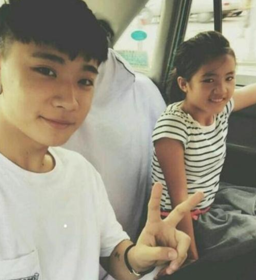 女孩|《变形记》最美乡村女孩：一到假期哥哥就接走她，被宠成了白富美