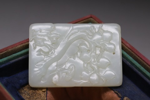 |和田玉籽料“灵猴献寿”玉牌 .