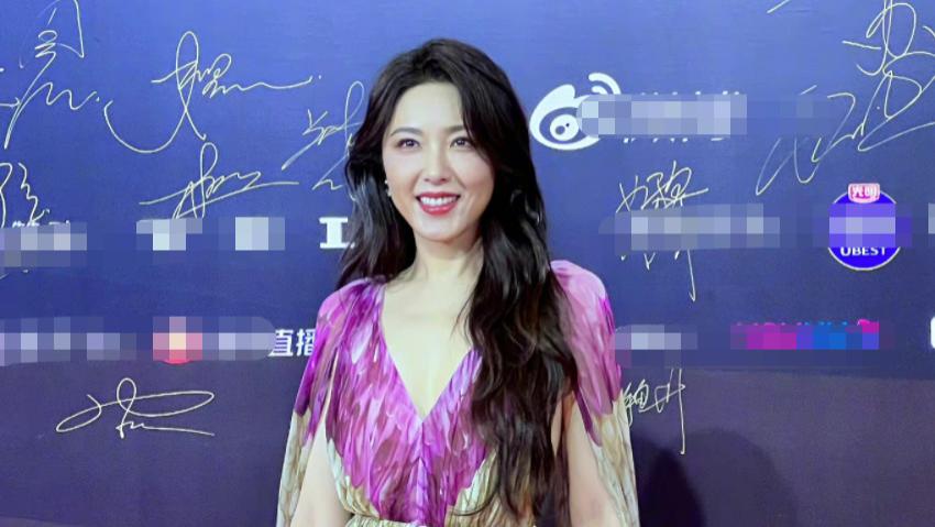 曾黎|46岁曾黎露脸视界大会，跟刘敏涛放一起，才明白第一校花有多绝