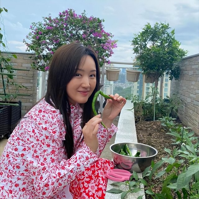 杨钰莹|51岁杨钰莹晒出独居生活:一个人,养花种菜,与狗相伴,好自在