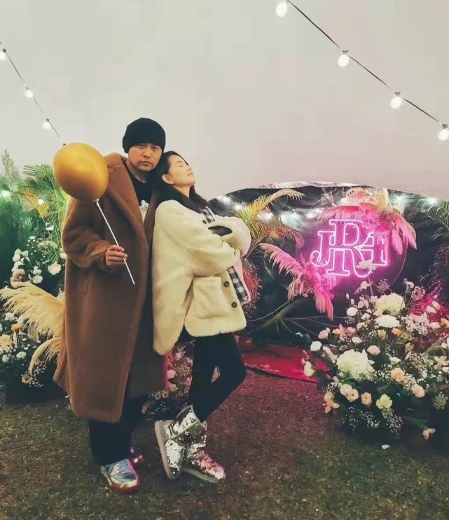 朴昭妍|周杰伦晒昆凌孕肚照，官宣三胎喜讯，肚子圆滚滚看着就有福气