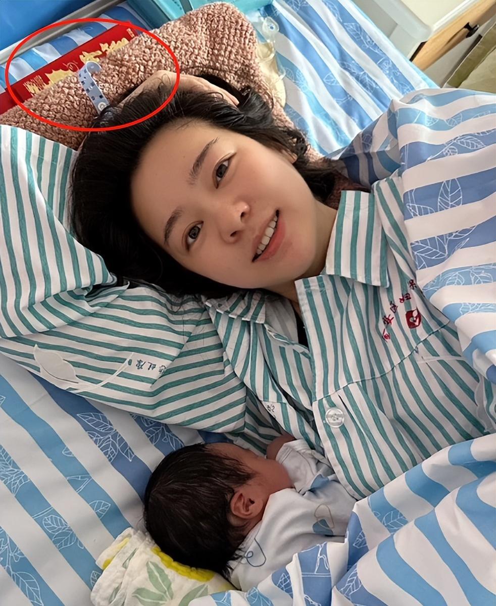 |大杨哥晒妻子搂娃照,枕头下红包成亮点,宝宝刚出生就身价上亿!