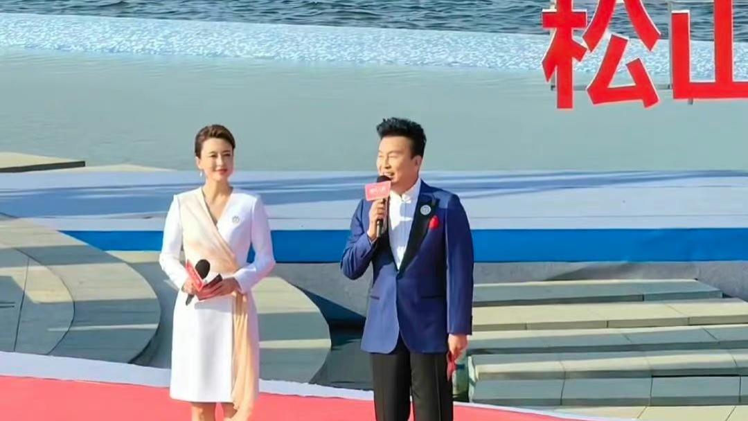 张蕾|央视主持人张泽群张蕾搭档主持志愿者协会文艺演出，状态好有默契