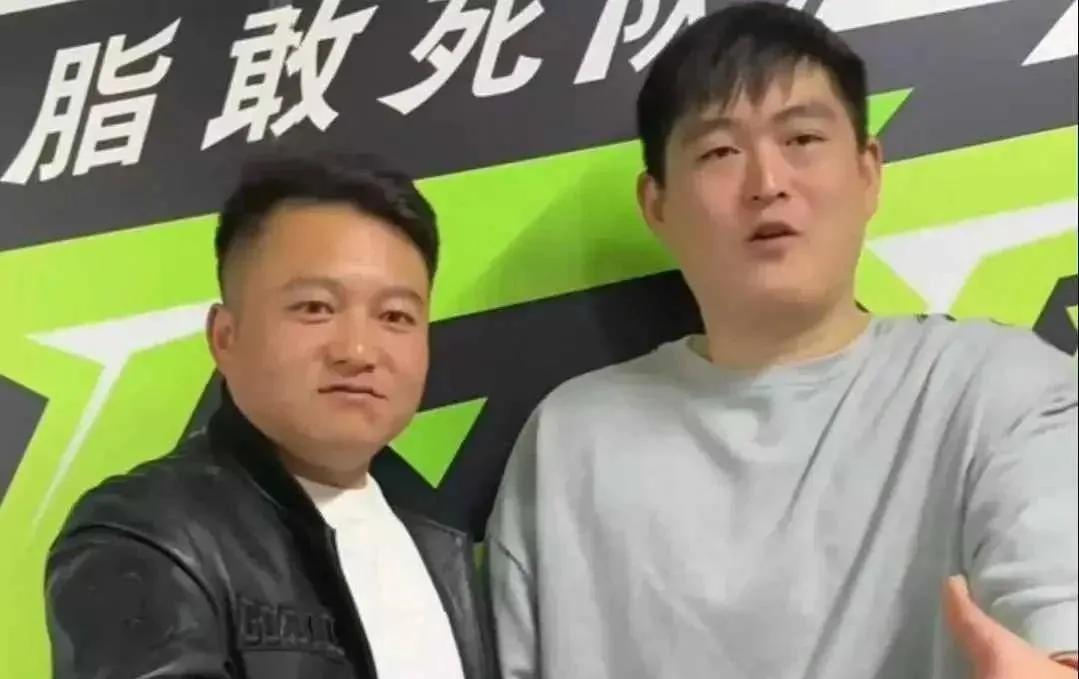 赵本山|赵本山儿子新店开业,师兄弟都不来捧场,当场发飙:我爹不好使了