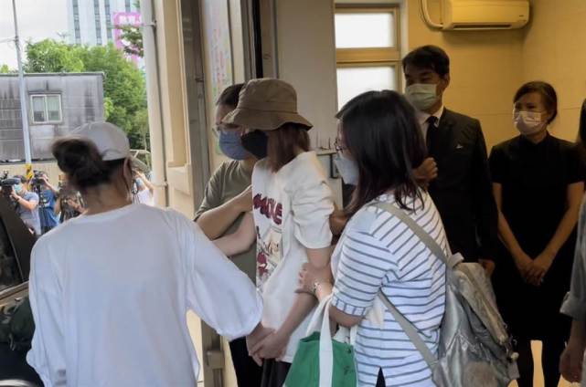 徐璐|痛失艾成王瞳悲痛虚脱,丧夫竟遭网友围攻:怎么不拉他