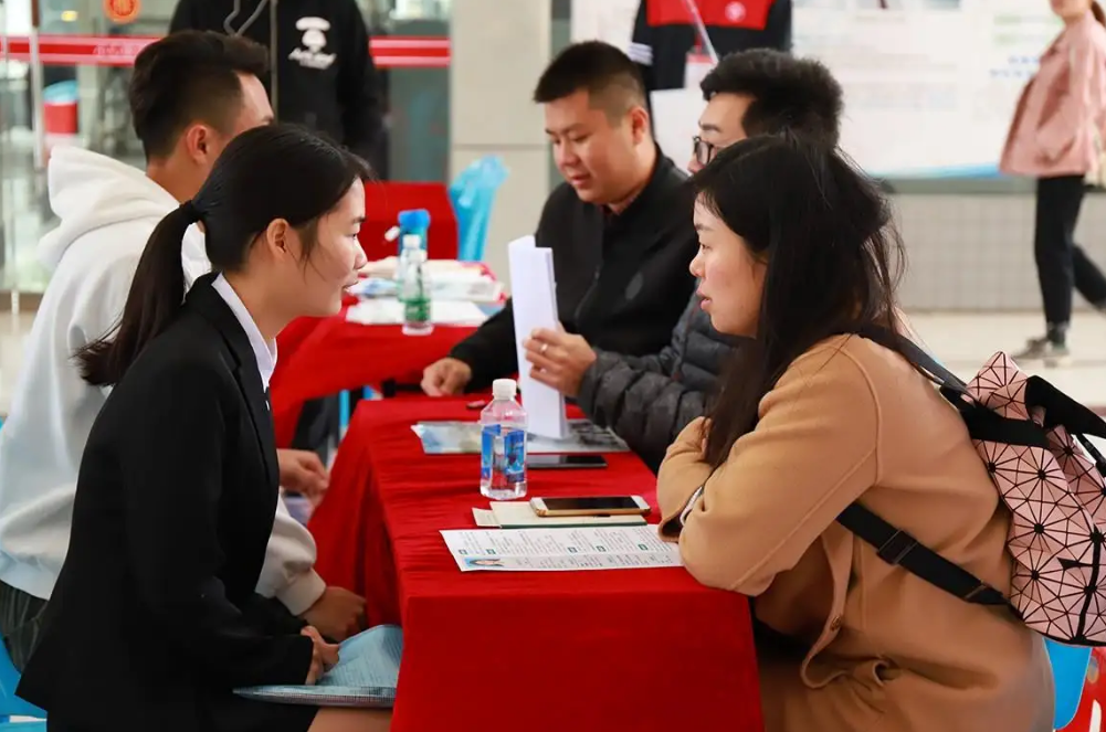 大学生|3大岗位出现“用工荒”，月薪过万却不受待见，网友：不是钱的事