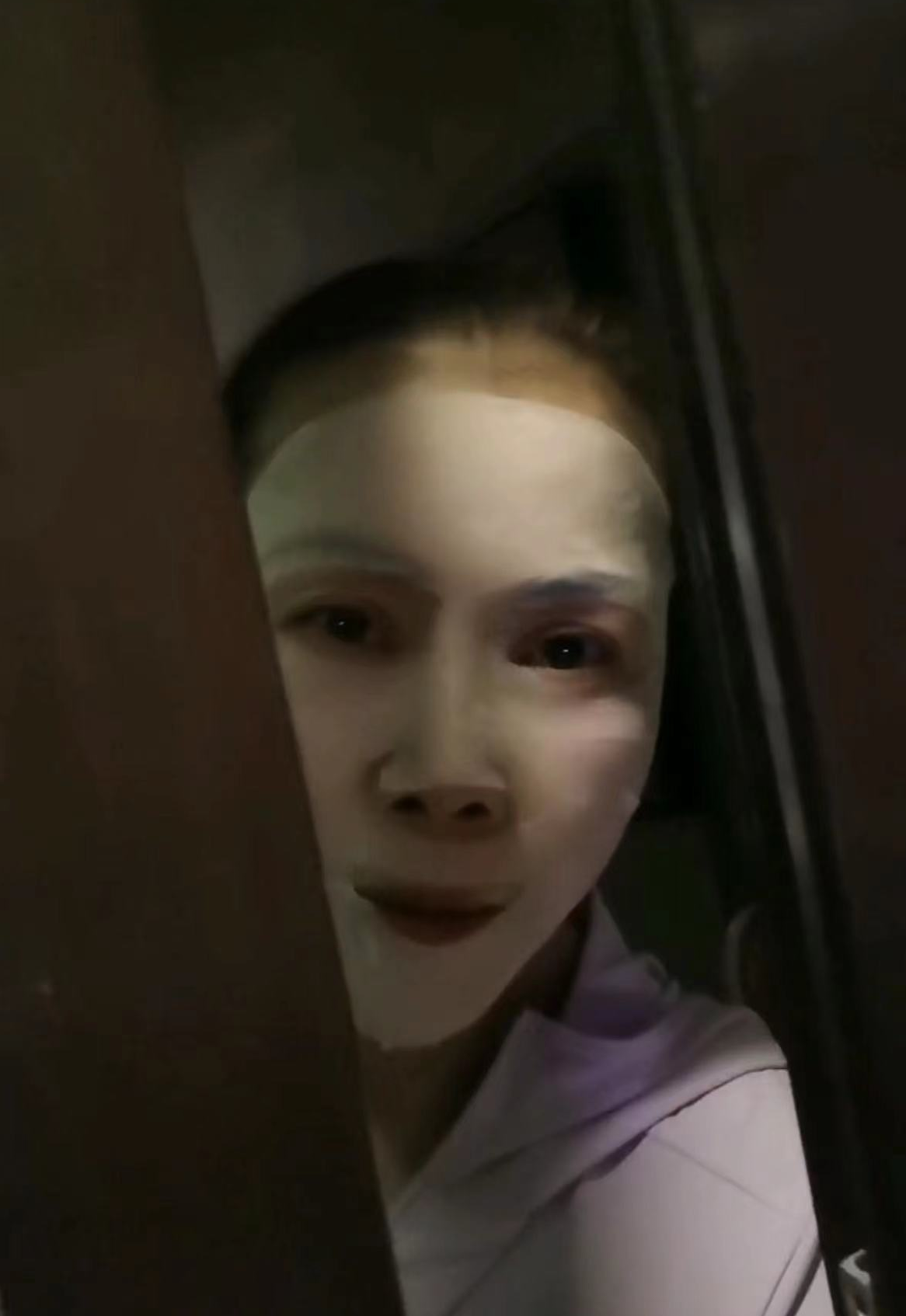 田震|田震归国晒隔离生活,56岁面容依旧精致,退隐多年仍是歌坛大姐大