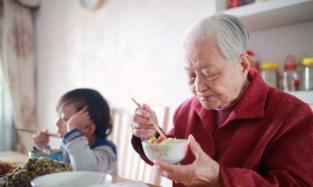 奶粉|隔代照料成普遍现象，若给妈妈发工资谁愿意让老人带娃