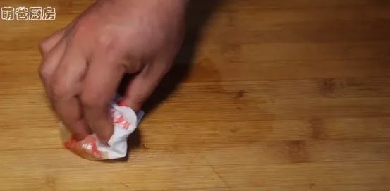 家里菜板变黑发霉，别傻傻用刀刮，大厨教你1招，瞬间洁净如新