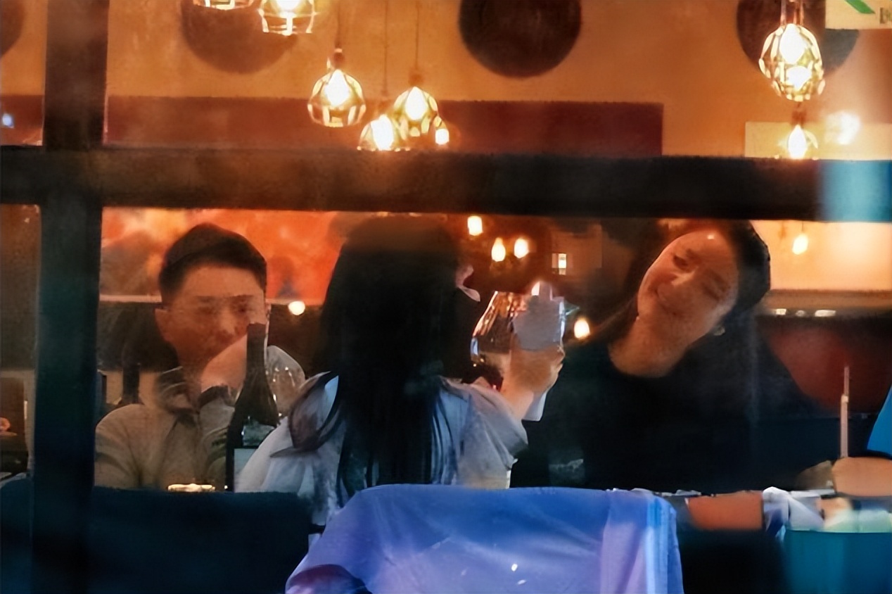 林心如|林心如霍建华与家人聚餐，双方长辈均到场，小海豚举杯敬酒很礼貌