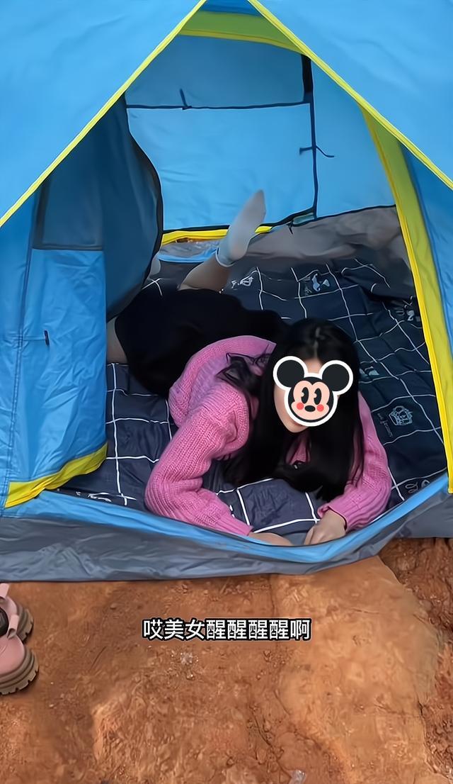 女子在桥下搭帐篷居住,路过男子上前沟通:没地方去就做我媳妇吧