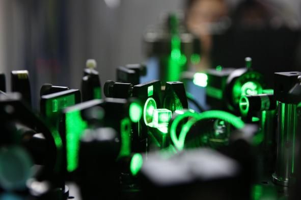 芯片|世界首颗光芯片将诞生！中国打破技术封锁，开辟新科技之路