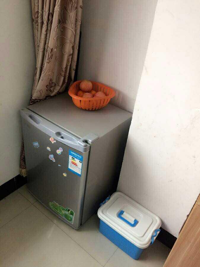 二线城市800租房，洗衣机放卧室，厨房巴掌大，估计你都没见过！