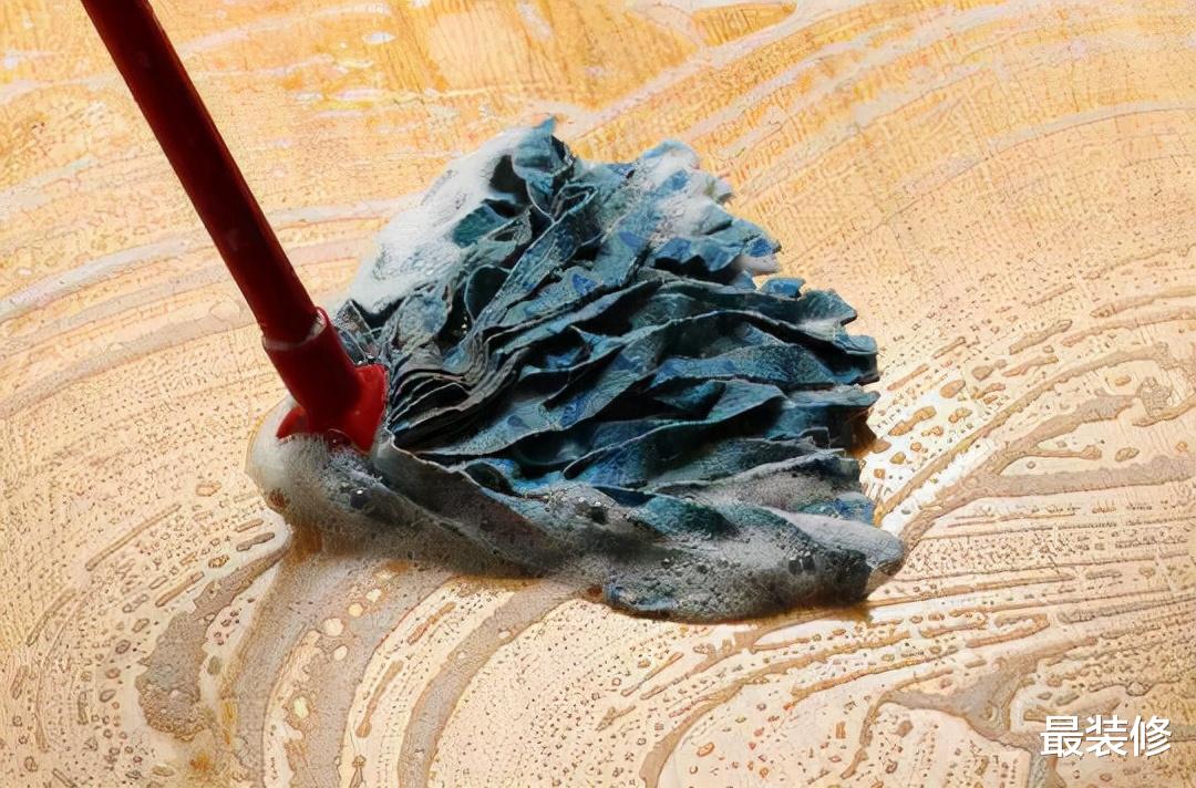 清水拖地等于“白拖”,在水里加张纸,地板干净不落灰