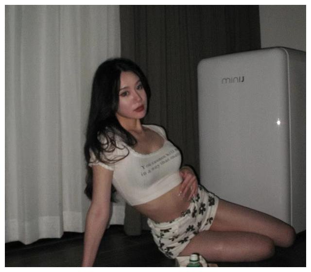 范志毅|范志毅女儿晒24岁生日照！穿着靓丽名校读研，大7岁男友久未现身