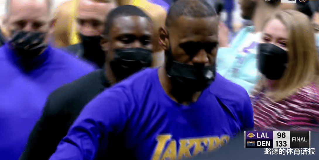 湖人隊|湖人37分慘敗，詹皇面色凝重！賽后擁抱老隊友，隨后直接回更衣室