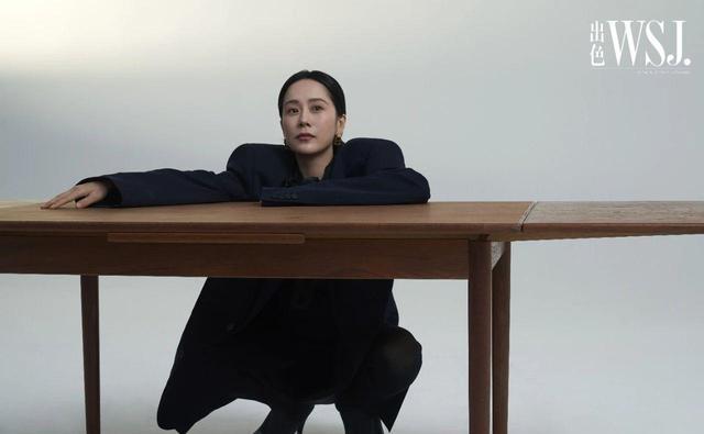 迪丽热巴|海清《出色》开年刊封面,全程黑丝又美又酷,横躺桌上太霸气