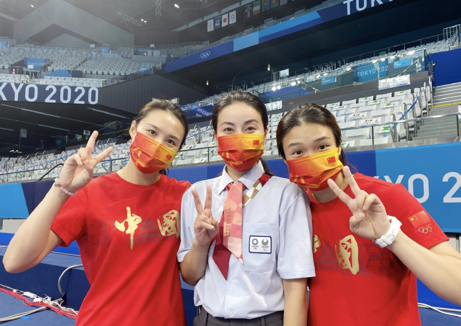 郭晶晶|霍启刚携家人看球赛，儿子穿校服好帅气，女儿气质温婉像郭晶晶