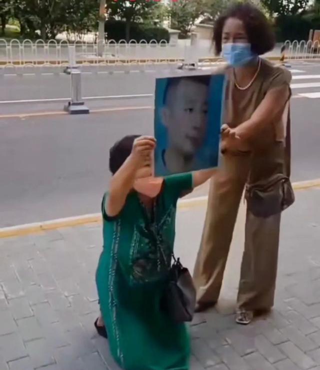 杜新枝举着姚策照片下跪,许敏又被举报身份问题,潘克律师回昆明