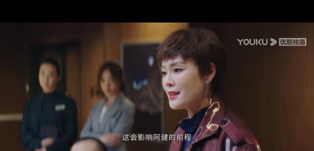 浮出水面|回廊亭：高梓健在酒店聚众虐待女孩的视频，幕后主使已经浮出水面