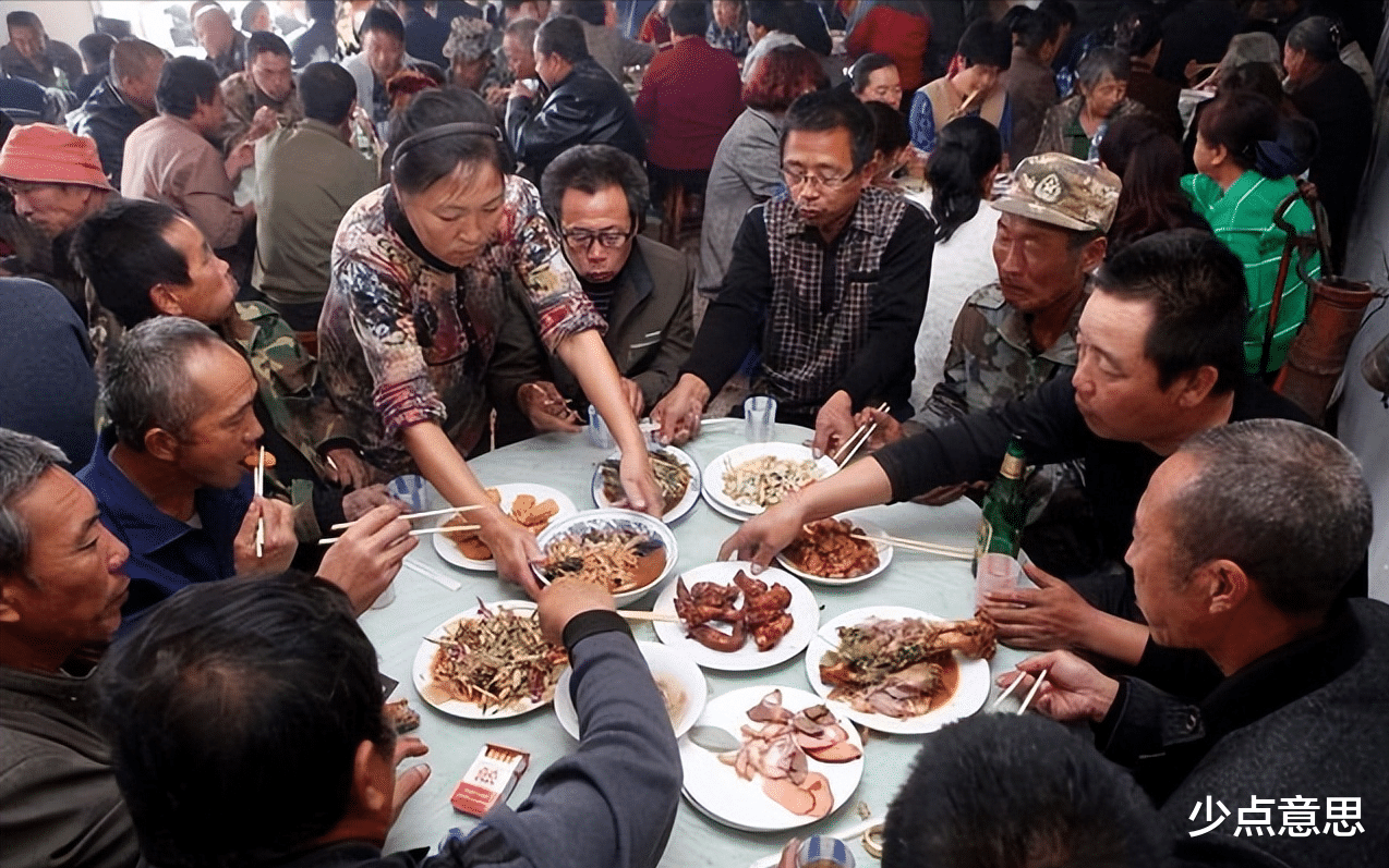甘肃:男子办酒席无一人到场,村民:给猪过满月,半年办了6场