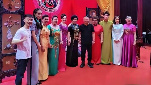 相声|德云社青春相声汇,秦霄贤不说相声唱鼓曲引热议,粉丝:适合最好