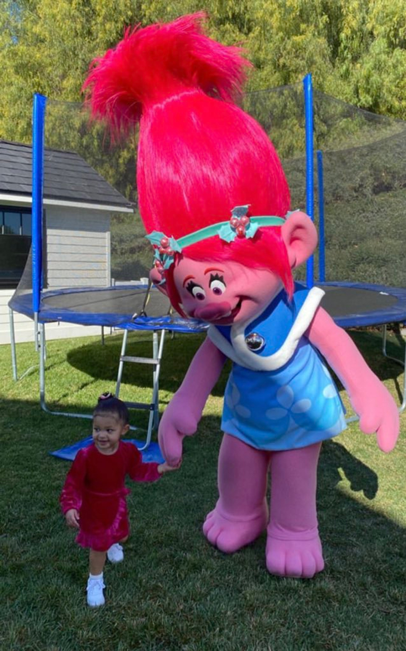 婴儿车|凯莉詹娜又砸3万带防晒功能婴儿车宠娃，2岁女儿问，是铂金包吗？