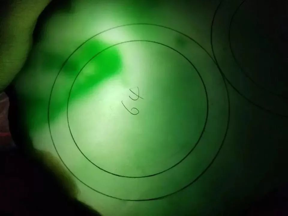 翡翠|惊艳世人!9000入手一块莫湾基场口的翡翠料子,起货精美带色手镯!