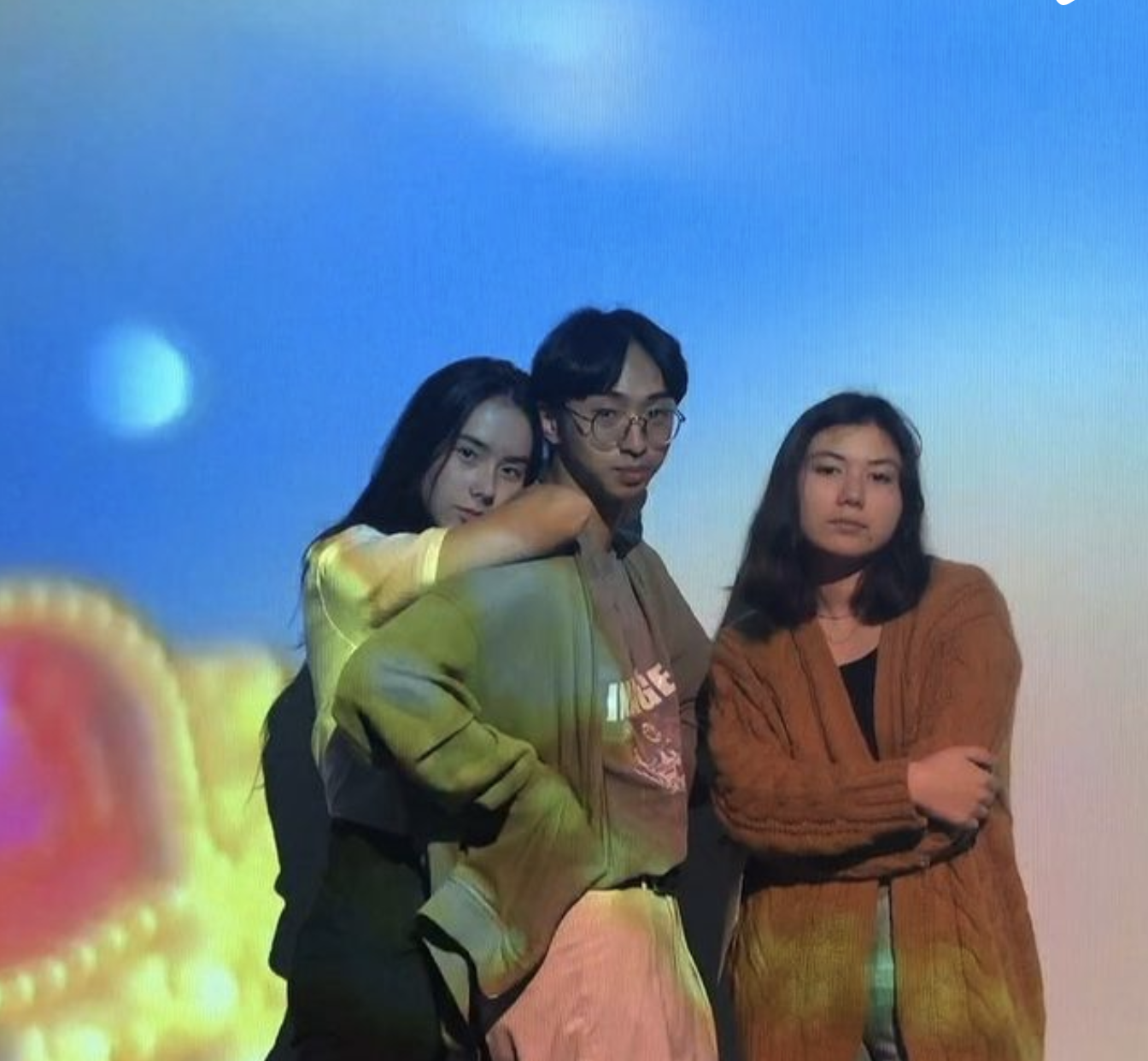 伊能静|伊能静儿子放假回台北,和异性逛街手舞足蹈,靠在女生肩头不避嫌