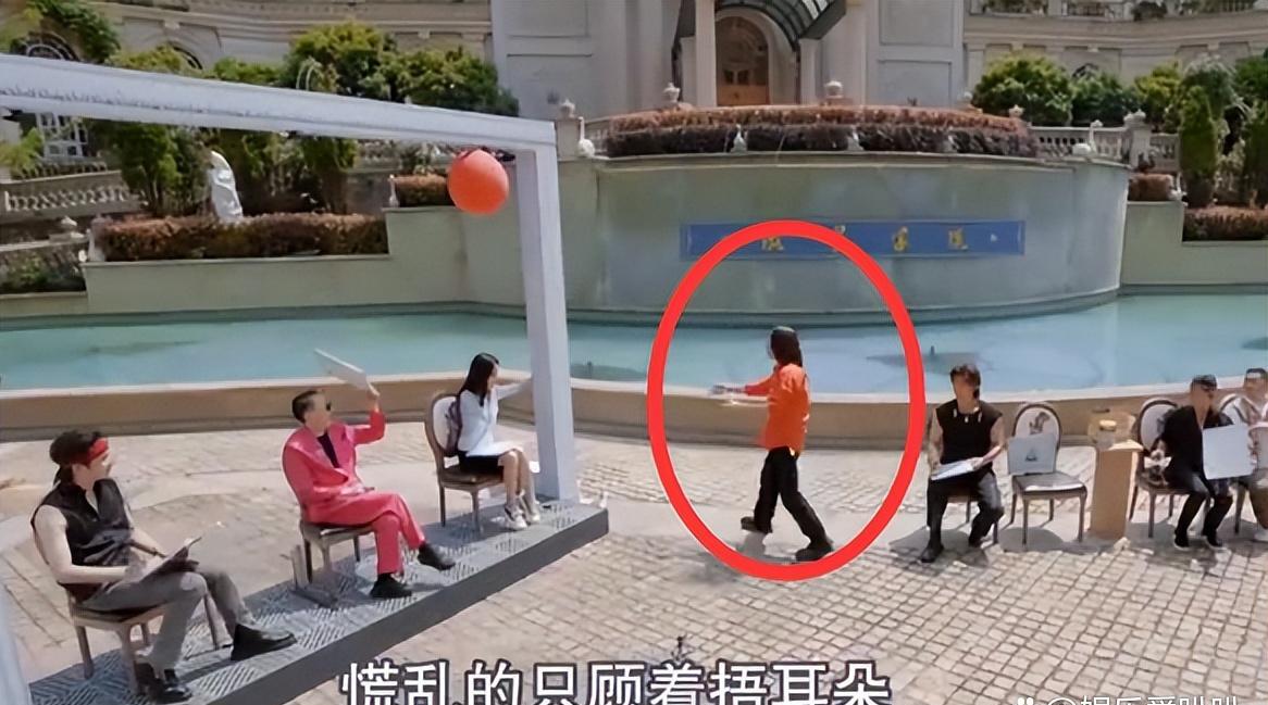 Angelababy|杨颖疑似经期录节目被淋浴，杨迪散开头发替她挡雨！两次暖心救场