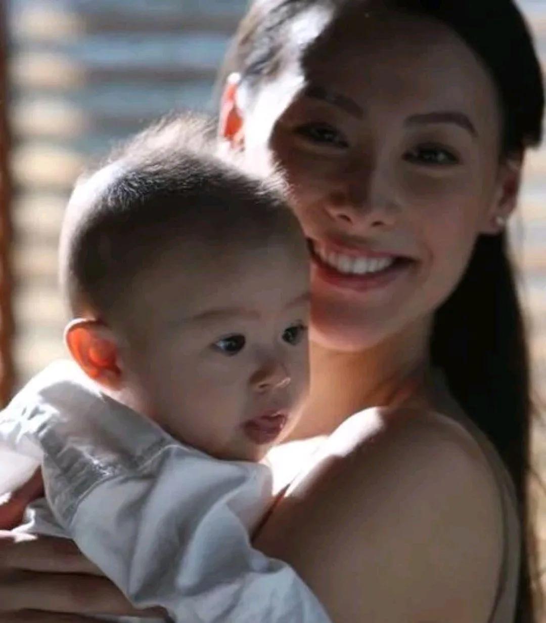 李泽楷|李泽楷：铁打的富豪，身边从不缺小女友