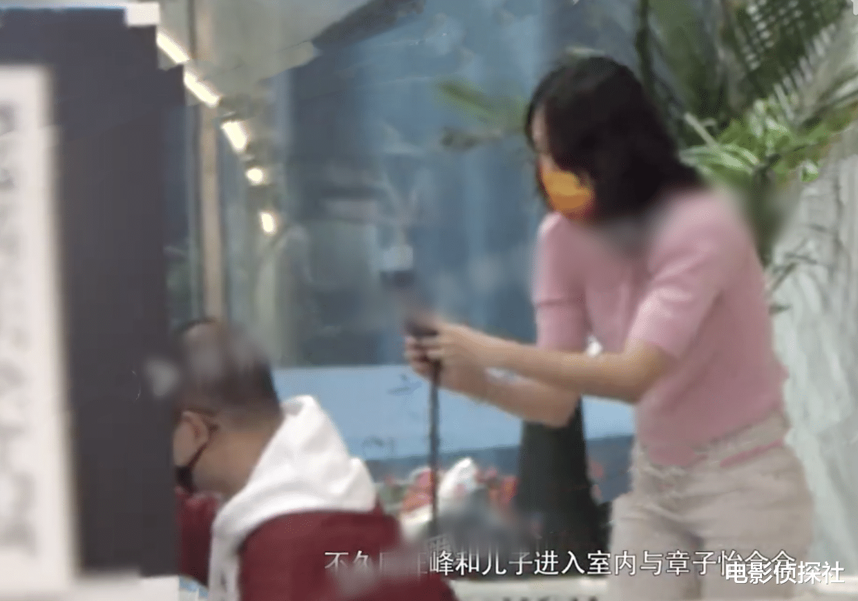 章子怡|章子怡和汪峰带娃出游，父子俩互动很有爱，章子怡拿手机拍个不停