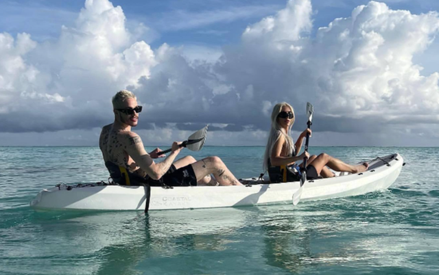 金·卡戴珊|金·卡戴珊与男友现身海边度假!两人海中甜蜜拥吻,狂撒狗粮