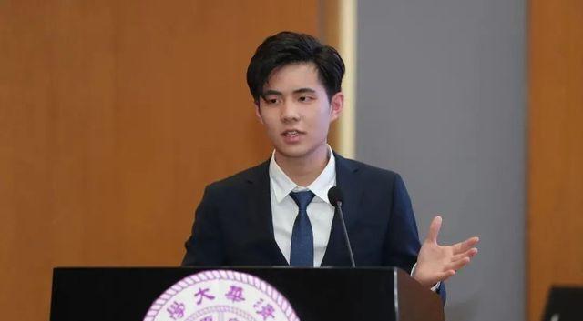清华大学 清华也有“怪象”频繁出现，学霸聚集没人染发，女生化妆却引热议
