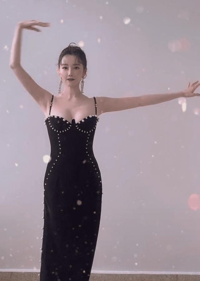 陈小纭|陈小纭“跳舞照”，在无瘦腰滤镜下，这腰围真实存在吗？