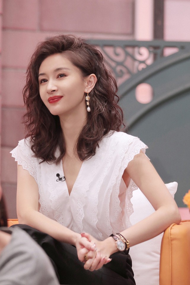 保湿 王子文的发型太有气场了,别看个子小,但泡面头真挺凌厉的