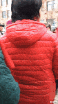 章子怡|章子怡罕下厨陪家人!素颜出镜捏饺子动作熟,汪峰寸头造型反差大