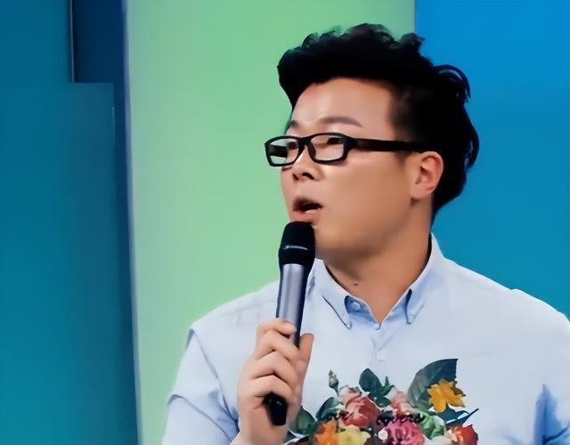 纪实:男子出差提前回家,发现女友穿睡衣和同事吃龙虾,女友:来不及