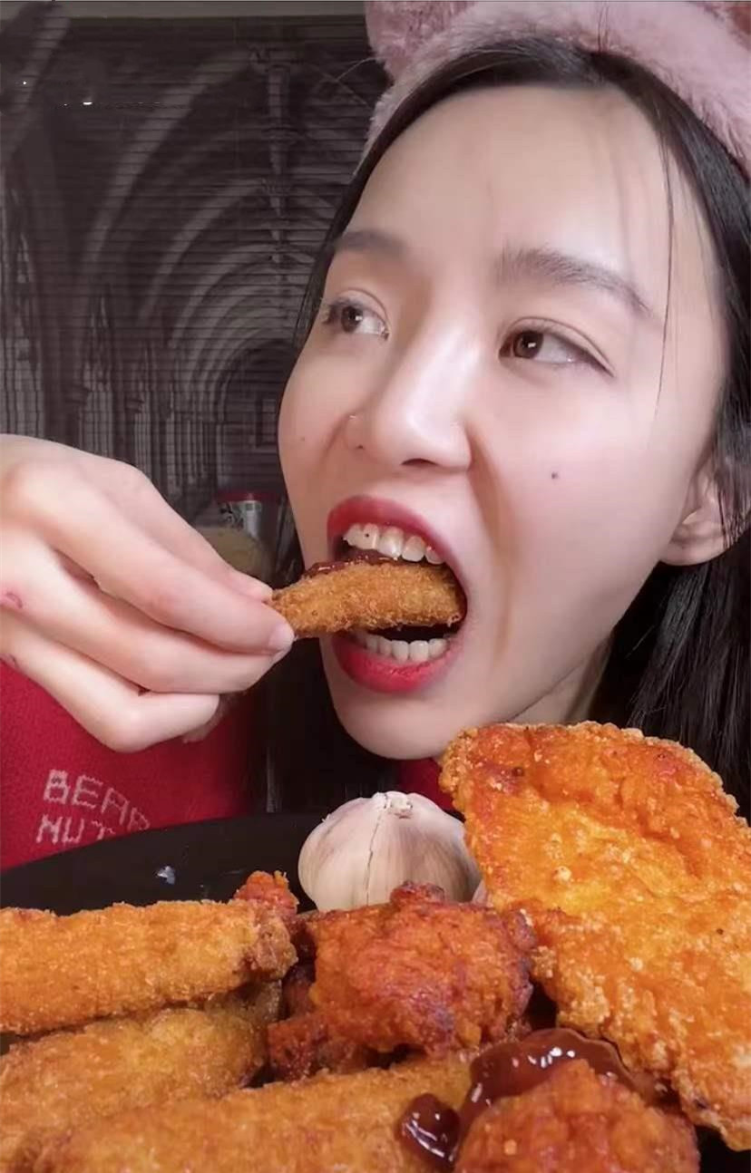 小贝|知名吃播小贝饿了又被指催吐，手指关节伤口似牙印，大批粉丝质疑