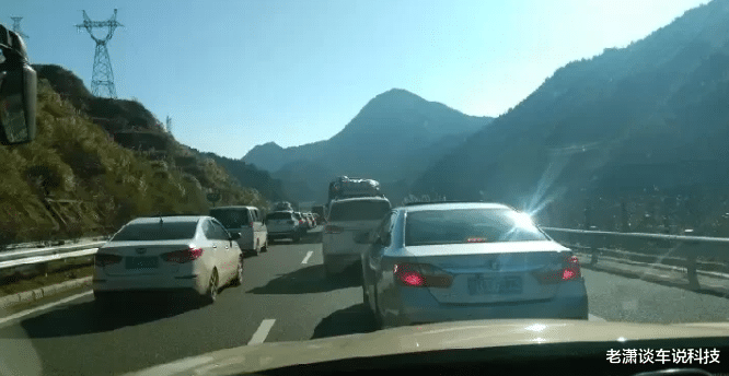 高速上一个人连续开车1300公里,这是种怎样的体验?