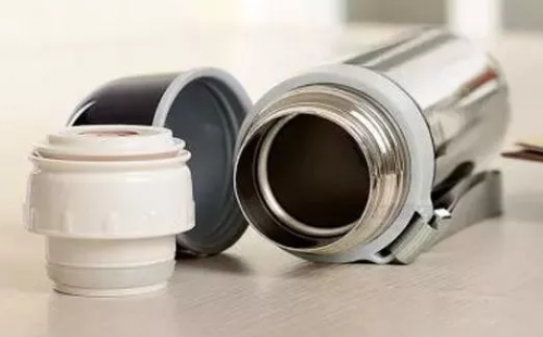 劣质保温杯遭央视多次曝光,重金属析出有毒且伤身,购买要谨慎了