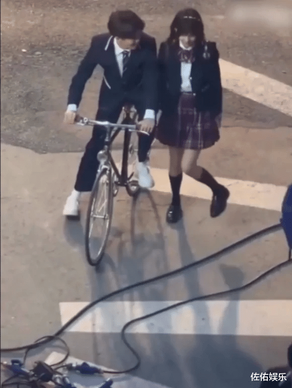 黄晓明|各自安好!黄晓明baby同时现身剧组,男帅女靓受期待