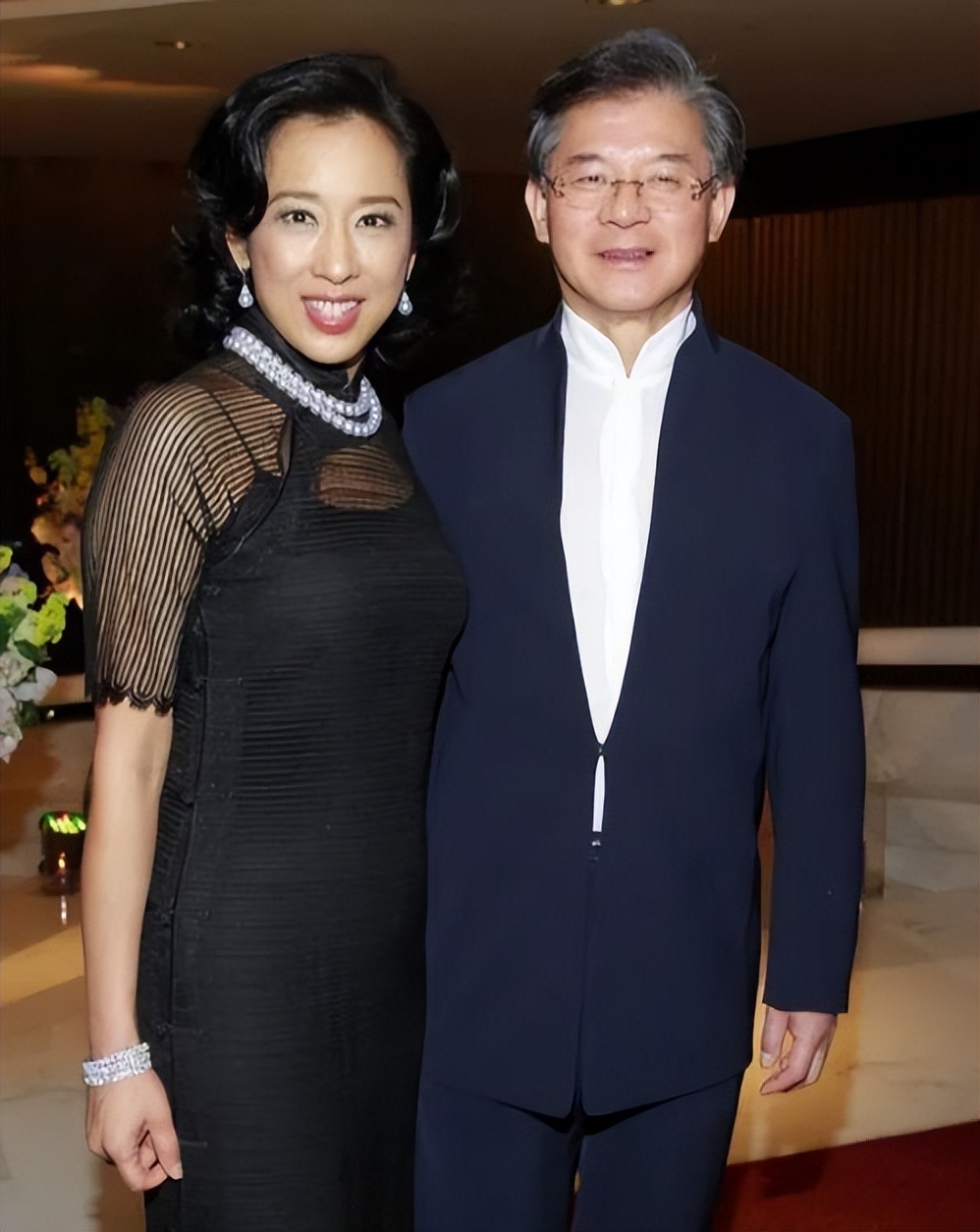 朱玲玲|朱玲玲与百亿丈夫雨中约会,一口一口喂食雪糕,结婚14年仍似初恋