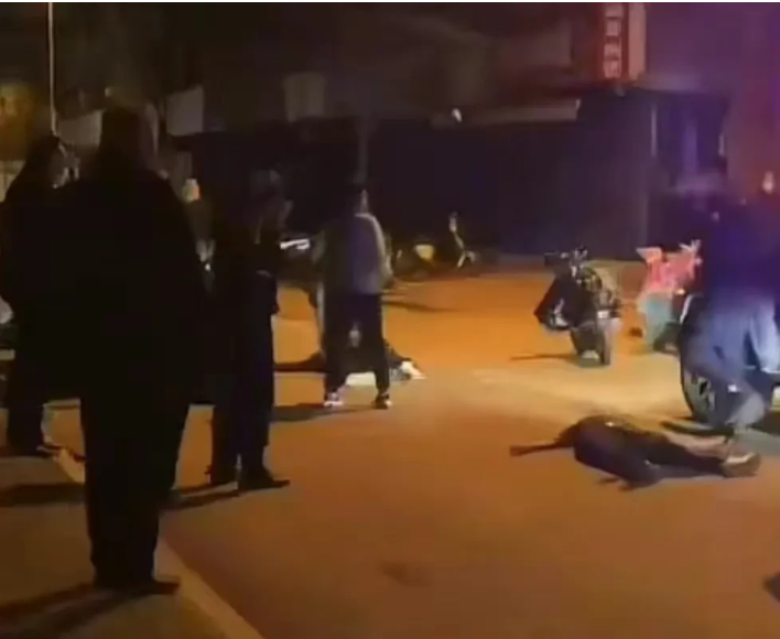 山东济宁,某小区附近,一男一女和另一名男子发生口角。不一会儿,又来了两名男子