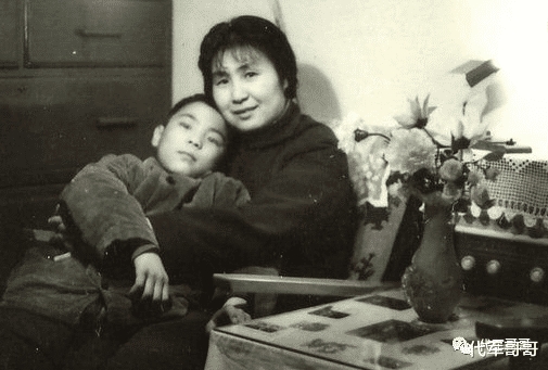 屠洪刚|一婚娶混血美女，二婚娶大10岁女星，三婚娶助理，如今53岁活成这样？