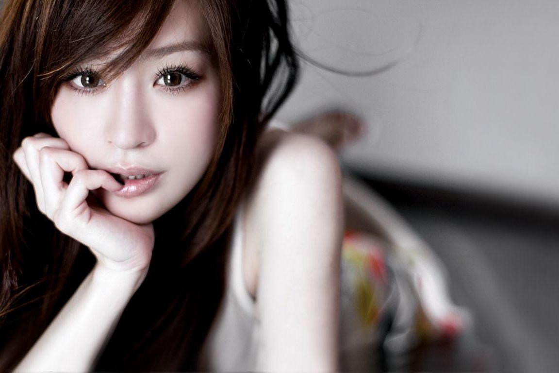 王心凌 39岁王心凌现身酒店,渔网袜搭皮裙配高马尾,造型甜辣酷炫很吸睛